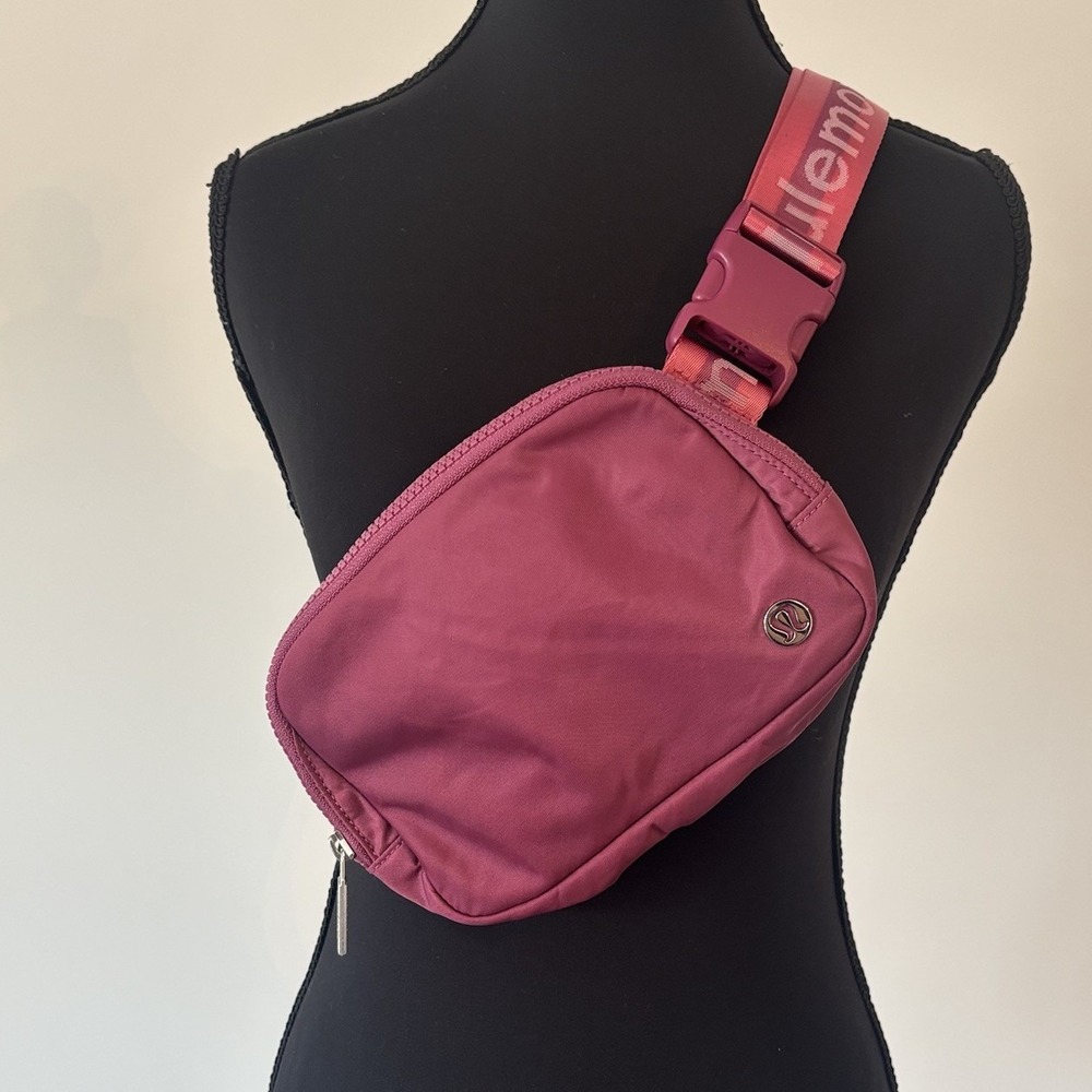 AUTHENTIC LULULEMON Everywhere Belt Bag Wordmark WASHED MAUVE/SAKURA PINK/WHT